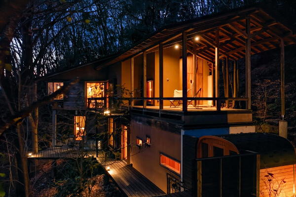 埼玉・長瀞の山中、4,000坪の山林に静かに佇む「COCO VILLA 長瀞」