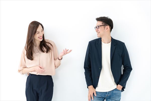 談笑する男女