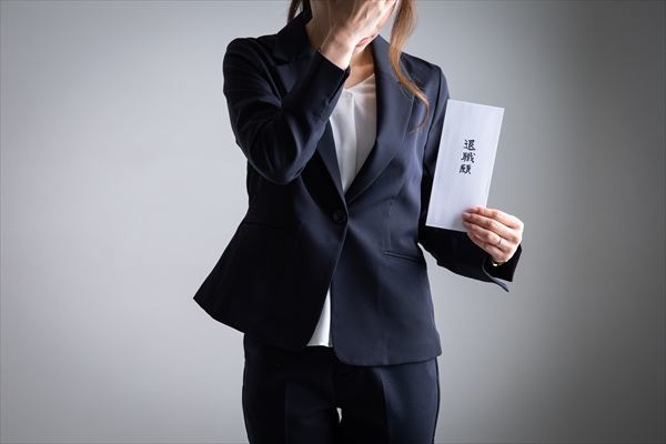 退職願を提出する女性　Retirement 