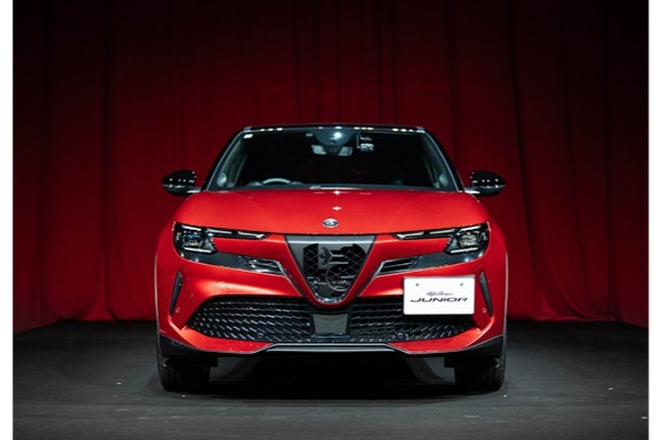 【最新モデル試乗】鮮烈イタリアン造形と先進メカニズムの出会い。アルファロメオ・ジュニアはビビッド&スポーティな斬新SUV
