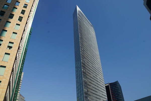 3期連続赤字の電通を追い詰める裏目の海外と、独占崩壊の裏にいる「新たなライバル」とは【いづも巳之助の一株コラム】