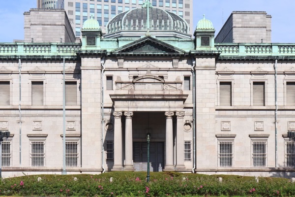 日銀会合:インフレ目標達成時期を先送り