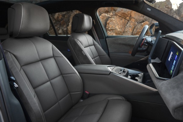 第5世代の新型BMWが本年8月に生産開始。パワートレインには48Vマイルドハイブリッド技術を採用したガソリンおよびディーゼルモデル、プラグインハイブリッドモデル、BEVモデルを設定