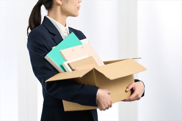荷物を持ち移動するビジネスウーマン