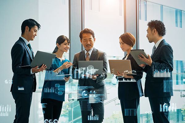 会議するビジネスパーソンのグループと統計データのコンセプト