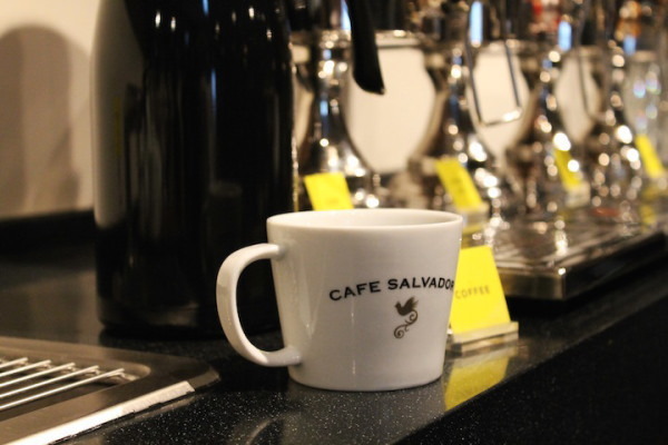 会場は東京証券会館1階「CAFE SALVADOR BUSINESS SALON」のビジネスサロン。ソフトドリンクを楽しみながらの参加です（写真＝筆者撮影）