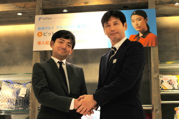 握手を交わす加納社長(左)と土屋店長(写真=筆者撮影)