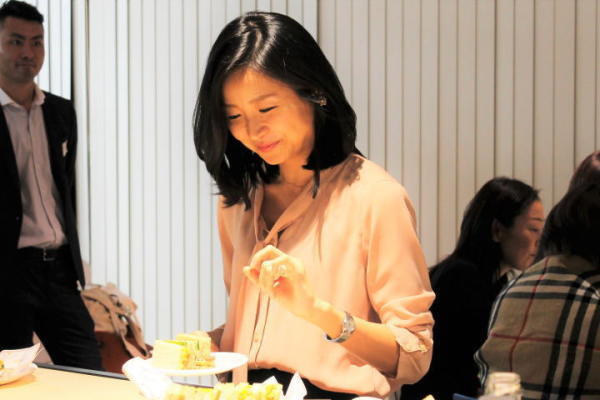 ブッフェ形式で軽食をどうぞ。まるでパーティのようです。(写真=筆者撮影)