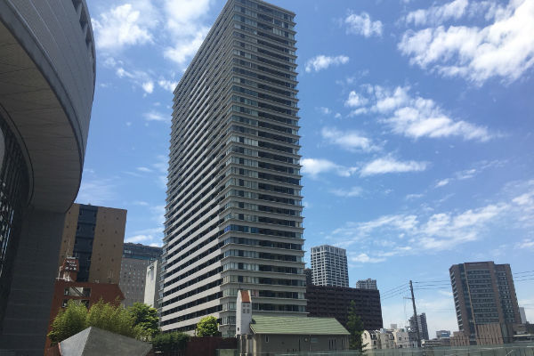 大阪市北区中之島に建設されたタワーマンション。市中心部はタワーマンションの急増で児童数の急増が見込まれている(写真=筆者)