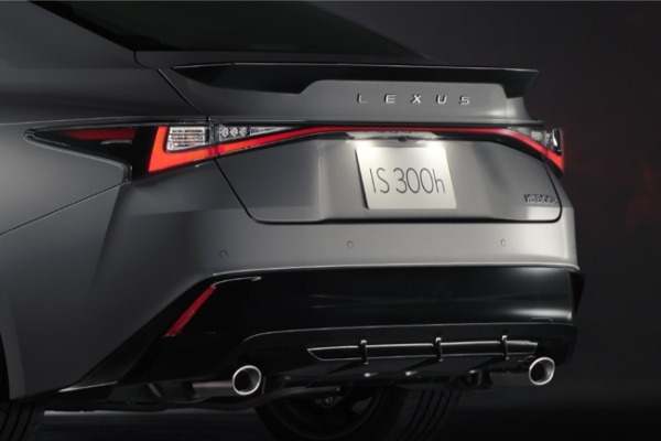 スポーティな内外装デザインと走る楽しさを熟成した進化版レクサスISが発売。特別仕様車の“F SPORT Mode Black Ⅴ”も登場