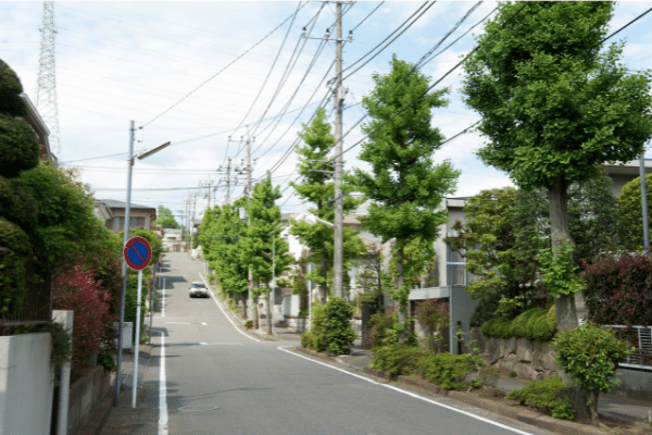 横浜の傾斜地（坂）に家を建てるメリット・デメリット｜擁壁のチェックポイントも解説