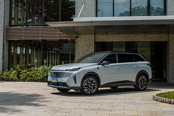 【最新モデル試乗】フランス車は面白い！ 新感覚7シーターSUV「プジョー5008」のゆとりと先進思想