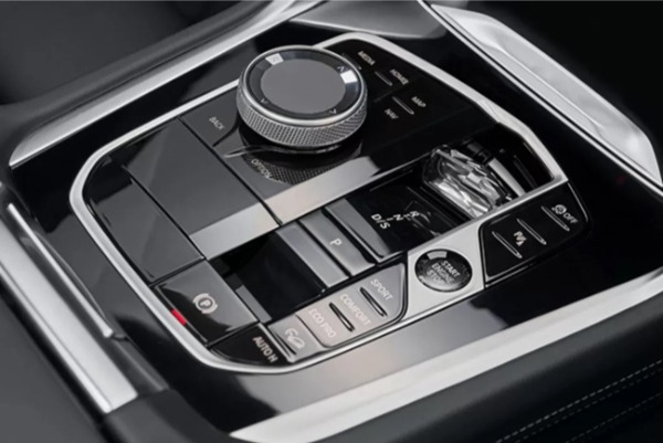 厳選されたボディカラーにブラックのエレメントが映えるBMW X5の特別限定モデルが日本上陸