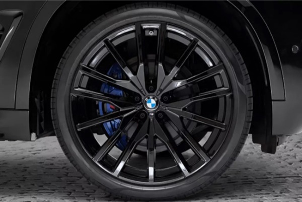 厳選されたボディカラーにブラックのエレメントが映えるBMW X5の特別限定モデルが日本上陸