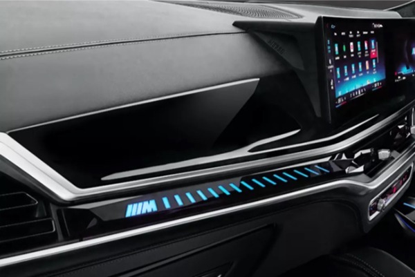 厳選されたボディカラーにブラックのエレメントが映えるBMW X5の特別限定モデルが日本上陸