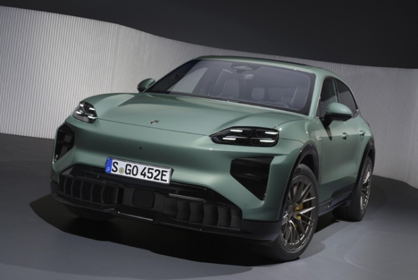 フル電動パワートレインを搭載したBEVモデルのポルシェ・カイエンが日本デビュー