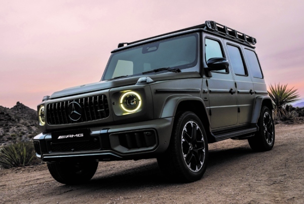 プロフェッショナル仕様のルーフラゲッジとスペアタイヤホルダーを装備したメルセデスAMG G 63の限定モデルが日本上陸