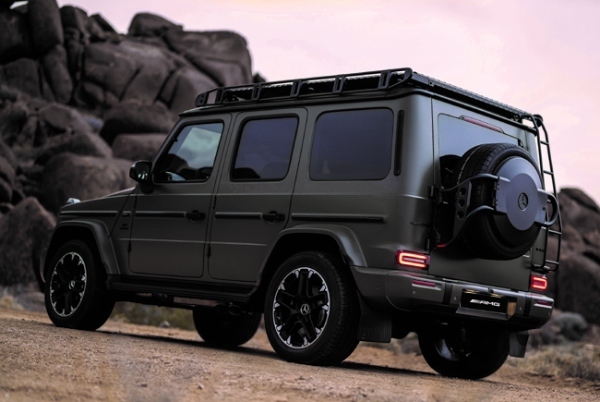 プロフェッショナル仕様のルーフラゲッジとスペアタイヤホルダーを装備したメルセデスAMG G 63の限定モデルが日本上陸