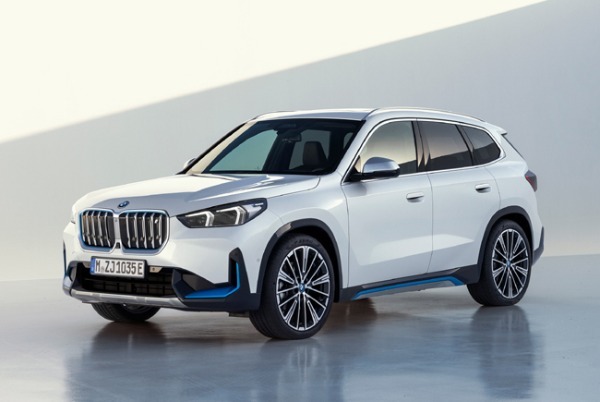 内外装の刷新と大幅なデジタル化を実施した第3世代のBMW X1が日本上陸。電気自動車の iX1も登場