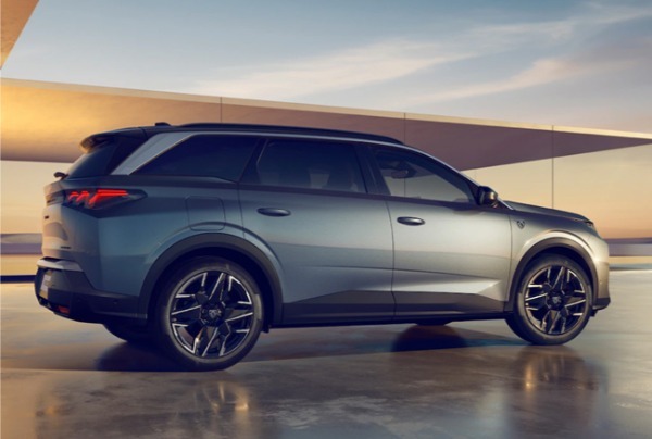 プジョーの3列シート7名乗りSUVの新型5008ハイブリッドが日本デビュー