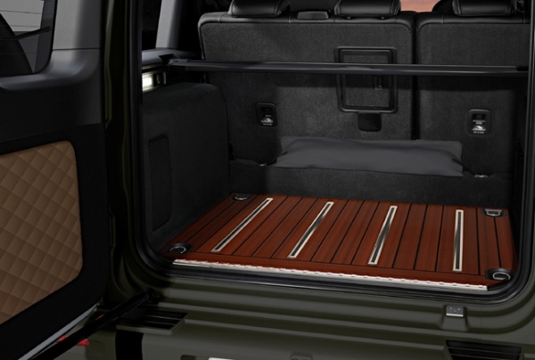 プロフェッショナル仕様のルーフラゲッジとスペアタイヤホルダーを装備したメルセデスAMG G 63の限定モデルが日本上陸