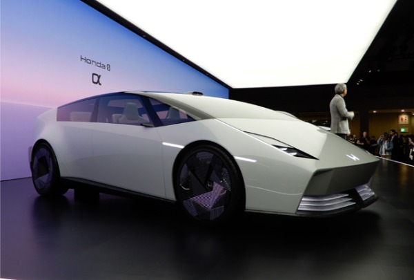 ホンダがジャパンモビリティショー2025において0シリーズの新型プロトタイプ「0 α」とホンダらしい遊び心に満ちた小型EV「Super-ONE Prototype」をワールドプレミア
