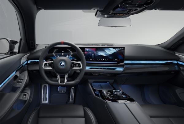 新型BMW5シリーズ ツーリングが日本デビュー。48Vマイルドハイブリッドシステムを採用したディーゼル仕様とピュア電気自動車のi5を設定