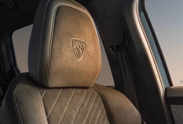 プジョーの3列シート7名乗りSUVの新型5008ハイブリッドが日本デビュー