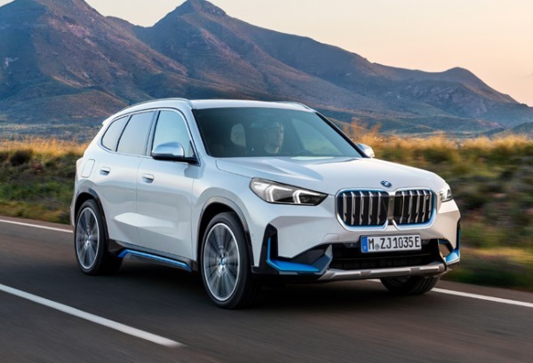 内外装の刷新と大幅なデジタル化を実施した第3世代のBMW X1が日本上陸。電気自動車の iX1も登場