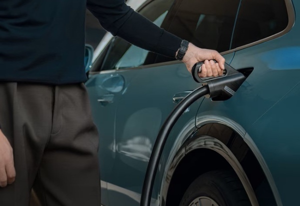 フル電動パワートレインを搭載したBEVモデルのポルシェ・カイエンが日本デビュー