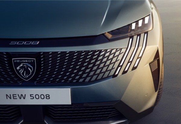 プジョーの3列シート7名乗りSUVの新型5008ハイブリッドが日本デビュー