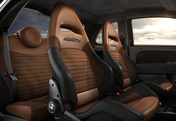 上質なブラウンレザーのSabelt製スポーツシートを配備したアバルト695の日本限定モデルが登場