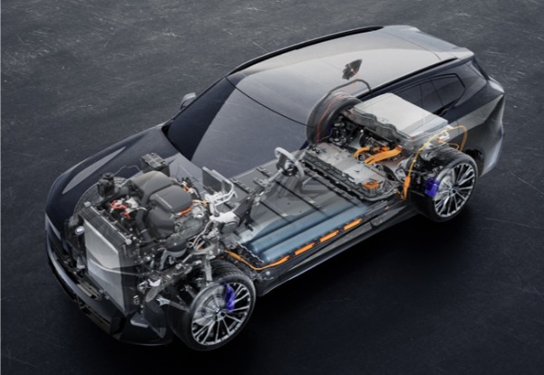 第5世代の新型BMWが本年8月に生産開始。パワートレインには48Vマイルドハイブリッド技術を採用したガソリンおよびディーゼルモデル、プラグインハイブリッドモデル、BEVモデルを設定