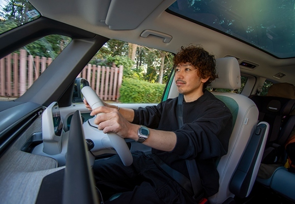 【人とクルマの物語】“VWにアメリカ西海岸を感じる”カーセンサー統括編集長、西村泰宏氏が自然体で楽しむID.BUZZとのファミリーライフ