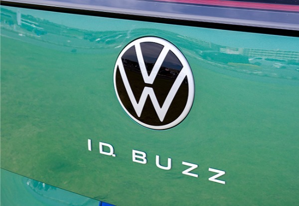 【気になるクルマ_2025】誰もを笑顔にする「VW ID.Buzz」と最新の欧州テーストを伝える「プジョー3008」「アルファロメオ・ジュニア」の新鮮度をズバリ評価