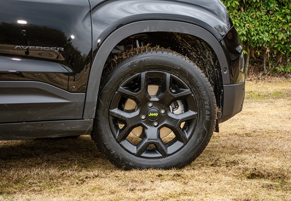 【最新モデル試乗】Jeep85周年。日常を冒険に変える「アベンジャー4×eハイブリッド」のすごい実力