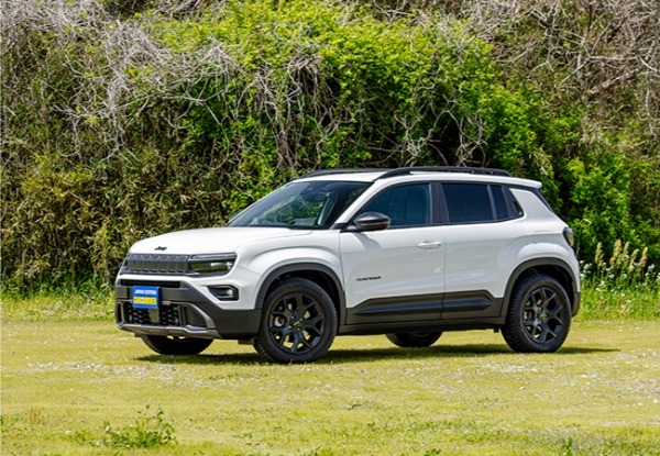 【いま買うべきSUV選び2026】Jeepアベンジャー4×eはオンもオフも楽しく駆け抜ける本格派。都会的に見えて、実はこだわり満載