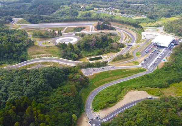 「ポルシェ通り」誕生。千葉県木更津市道125号線のネーミングライツ締結