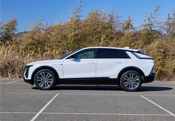 キャデラック・リリックはハッとするほど美しい造形の持ち主。BEVの先進性とラグジュアリーが華麗に融合している