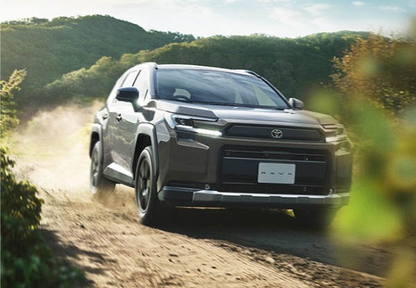 新型トヨタRAV4は、よりマルチに進化。ハイブリッドとPHEVの全4グレード構成。システム出力はハイブリッドが240ps、PHEVは329ps！