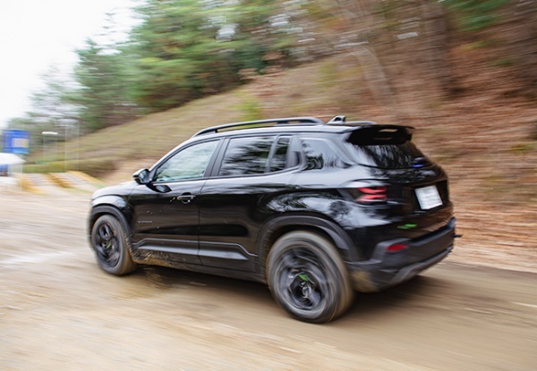 【最新モデル試乗】Jeep85周年。日常を冒険に変える「アベンジャー4×eハイブリッド」のすごい実力