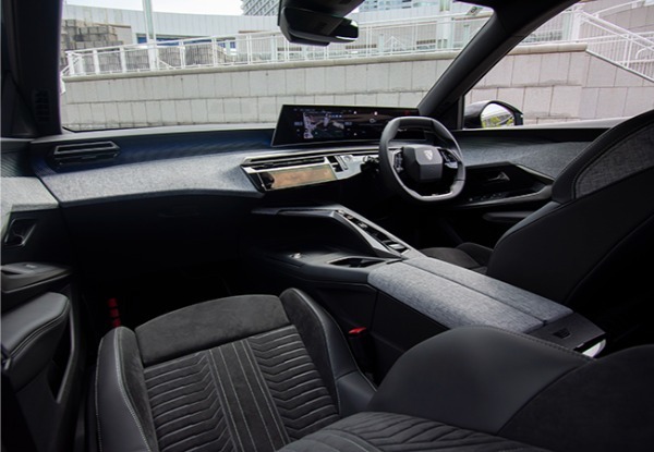 【気になるクルマ_2025】誰もを笑顔にする「VW ID.Buzz」と最新の欧州テーストを伝える「プジョー3008」「アルファロメオ・ジュニア」の新鮮度をズバリ評価