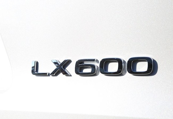 タフ＆ラグジュアリー最上級SUV登場！レクサスLXが欧州ライバルを凌駕した秘策とは!?
