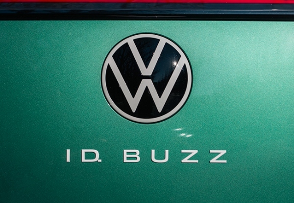 【人とクルマの物語】“VWにアメリカ西海岸を感じる”カーセンサー統括編集長、西村泰宏氏が自然体で楽しむID.BUZZとのファミリーライフ