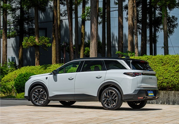 【最新モデル試乗】フランス車は面白い！ 新感覚7シーターSUV「プジョー5008」のゆとりと先進思想
