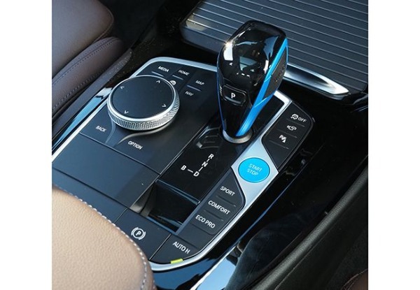 BMWの伝統を大切にした走り味。電動BMW「iX3」最新モデル試乗記