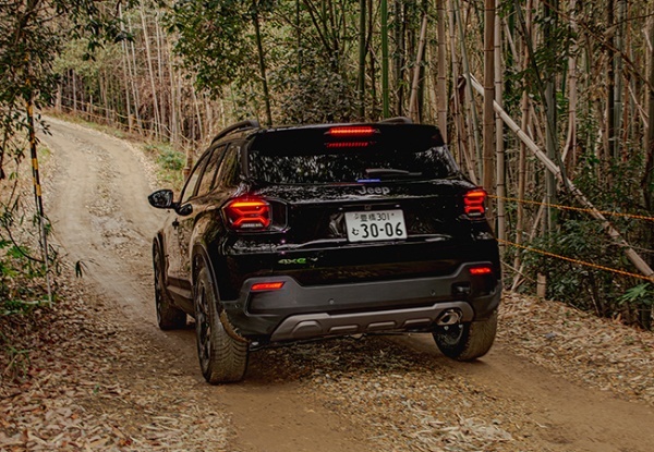 【最新モデル試乗】Jeep85周年。日常を冒険に変える「アベンジャー4×eハイブリッド」のすごい実力