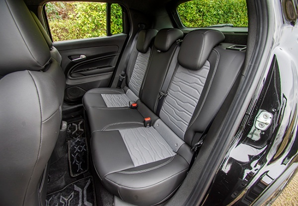 【最新モデル試乗】Jeep85周年。日常を冒険に変える「アベンジャー4×eハイブリッド」のすごい実力