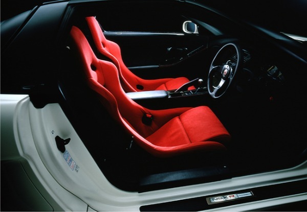 【日本車黄金時代】「1992ホンダNSX-R（E-NA1型）」は究極の走りを目指したチューンドモデル。ドライバーにタフな肉体を要求した