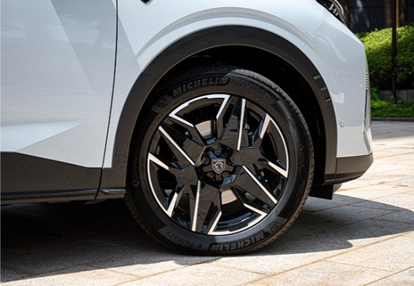 【最新モデル試乗】フランス車は面白い！ 新感覚7シーターSUV「プジョー5008」のゆとりと先進思想